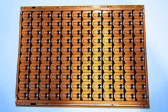 Çift katmanlı FPC, kompakt çift taraflı tasarım için 0.1mm Min. Hat Genişliği ve Yüksek Esneklik