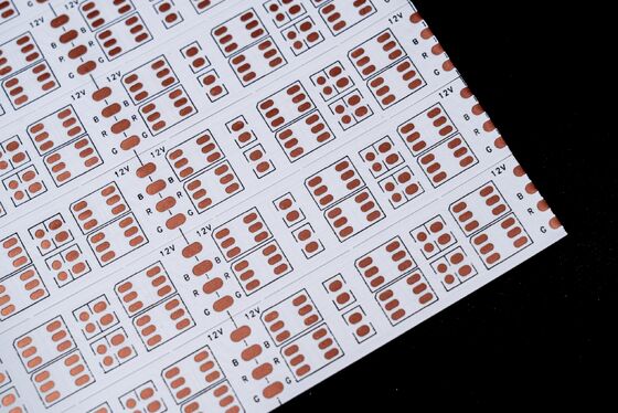 Yüksek performanslı Çift Katman 5050 Bakır Folyo FPC LED Şerit Taşı IP65 su geçirmez derecelendirme ile. Güvenilirlik ve nem direnci gerektiren dayanıklı, esnek LED aydınlatma uygulamaları için idealdir.